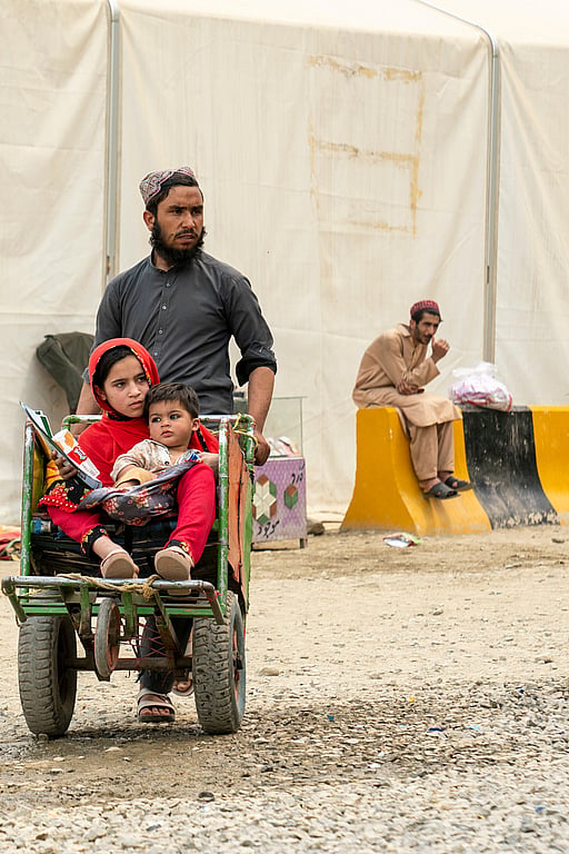 En utmattad afgansk familjer som återvänder från Pakistan vi gränsövergången Torkham – möter växande svårigheter.