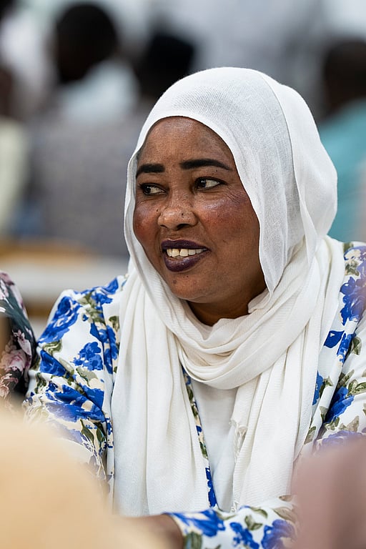 En sudanesisk kvinna som ler.