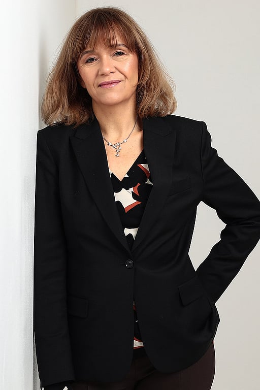 En kvinna tittar in i kameran.