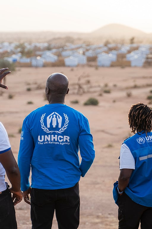 UNHCR-medarbetare blickar ut över ett tältläger
