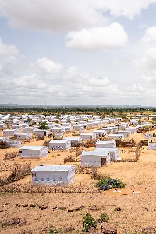 Två personer håller hand.