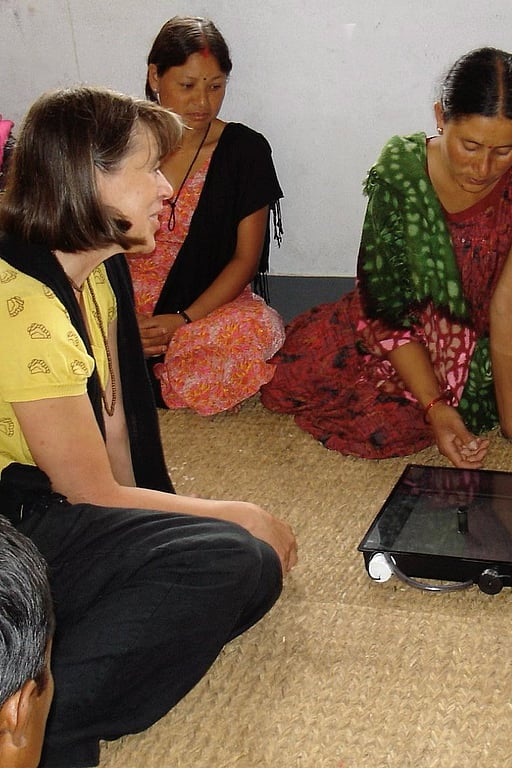 En kvinna demonstrerar en Solvattendunk för kvinnor i Nepal.