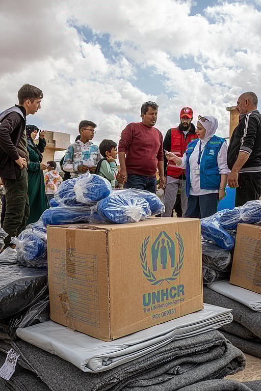 UNHCR-personal delar ut vinterhjälp.