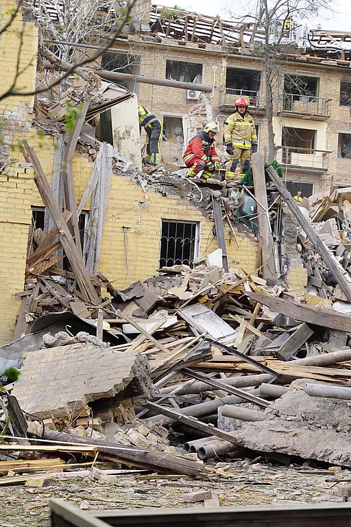 Förstörda av missiler bostadshus i Ukraina.