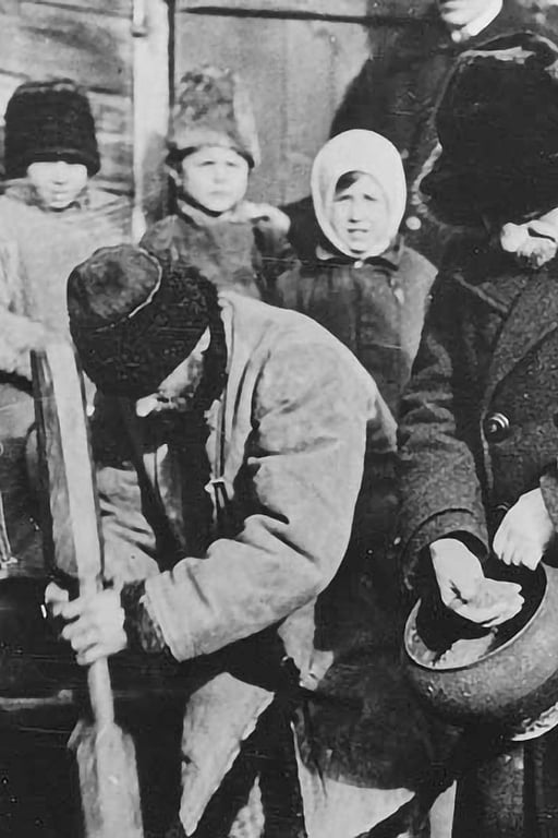 En svartvit bild från Ryssland på 1920-talet när Nansen undersöker en brödkö.