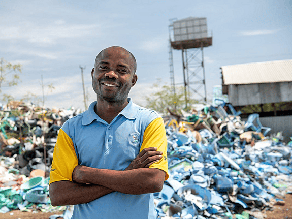 En man tittar in i kameran och ler.