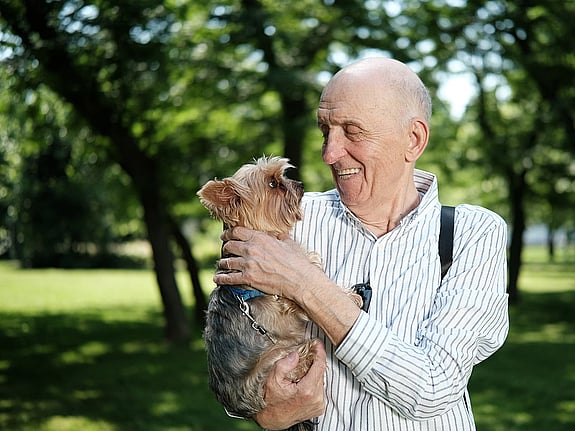 En man och hans hund