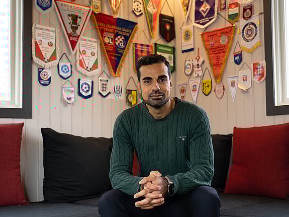 Mohammed Al Hakim står utomhus framför några träd. Han tittar in i kameran.