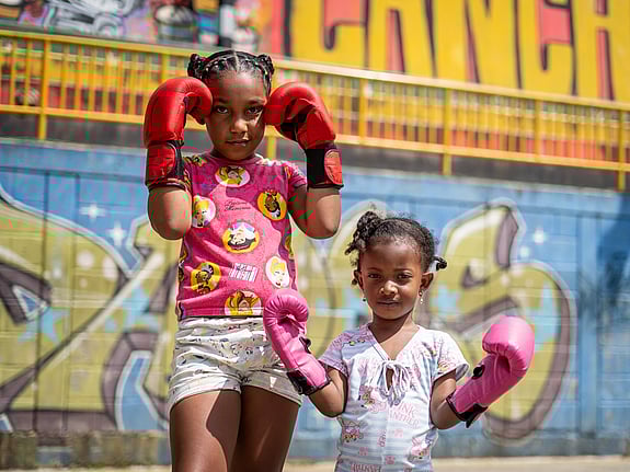 Tjejer med boxhandslar, redo att träna!
