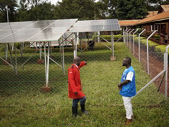 UNHCR och Postkodlotteriets solcellspaneler räddar liv i Tanzania.