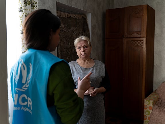 En ukrainsk kvinna pratar med UNHCR-personal