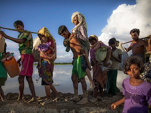 Rohingyafolket från Myanmar flyr i långa köer till Bangladesh.