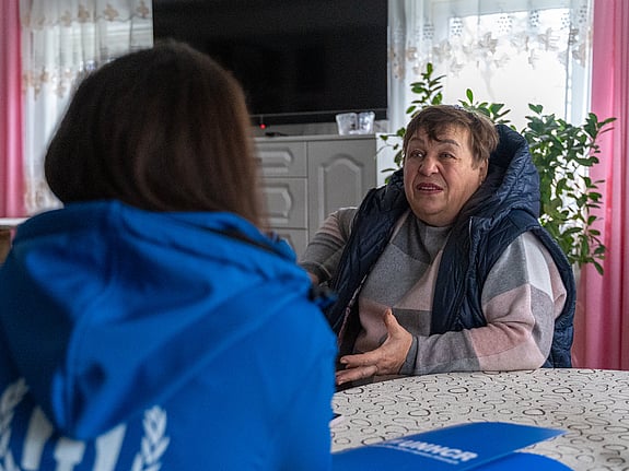 En ukrainsk kvinna samtalar med UNHCR-personal.