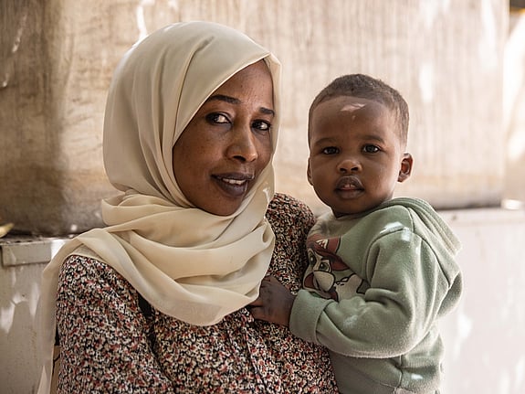 En mamma och hennes son på flykt i Sudan.