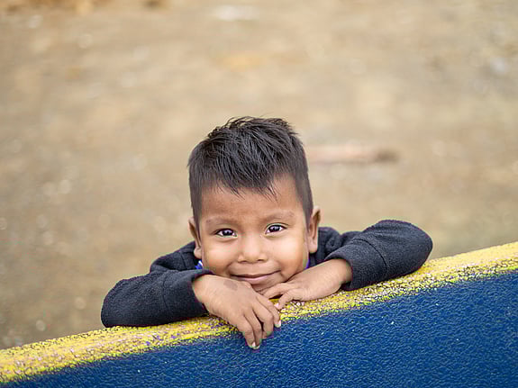 Oximar, en liten pojke från det ursprungsfolk som bor i byn Unión Wounaan i Chocó. Ursprungsbefolkning och afrocolombianska befolkningar i Colombia lever under hot om fysisk, kulturell och andlig utplåning på grund av långvarig konflikt och tvångsförflyttning. Väpnade grupper begränsar deras rörelsefrihet, vilket hindrar tillgången till mat, vatten och sjukvård.