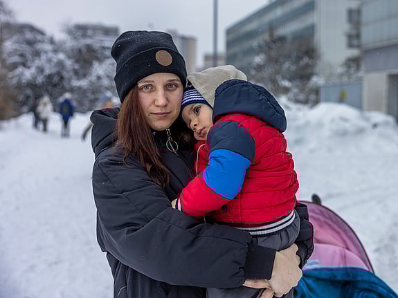 En mamma och hennes barn är flyktingar från Ukraina och bort i ett köldslaget Polen.