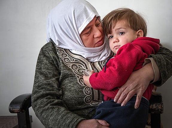 Mormor och barnbarn i Syrien
