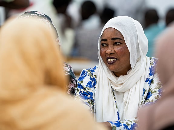 En sudanesisk kvinna som ler.