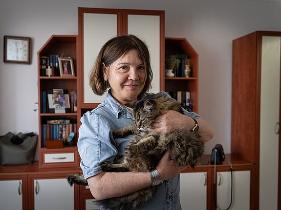 En ukrainsk kvinna och hennes katt.