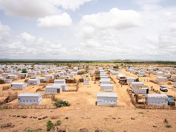 En bild på solcellspaneler i ett flyktingläger.