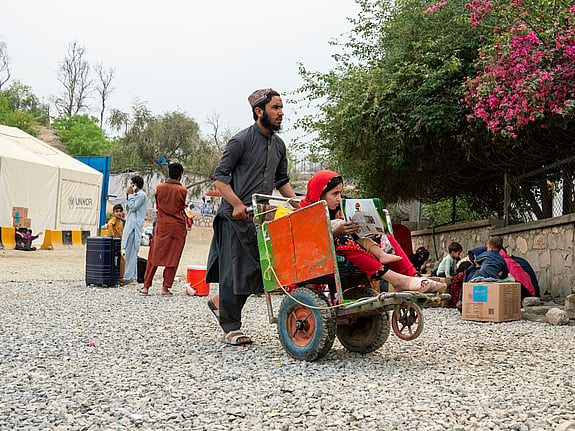 En utmattad afgansk familjer som återvänder från Pakistan vi gränsövergången Torkham – möter växande svårigheter. Foto: Oxygen Media
