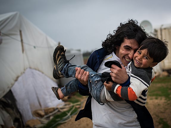 En varm kram i ett flyktingläger i Syrien.