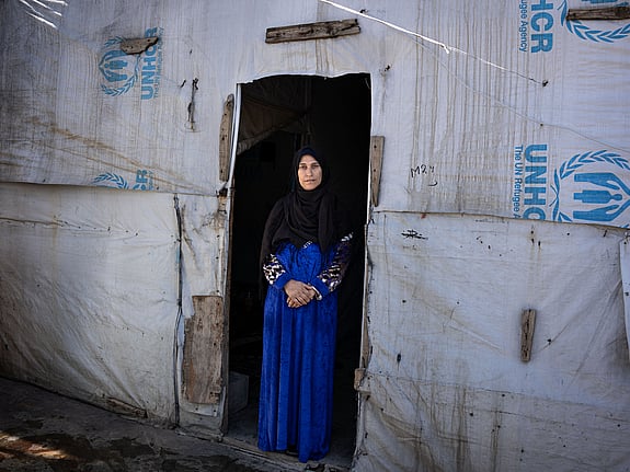 Den syriska flyktingen Shadia Mohammad Jesm, 50 år, står vid dörren till sitt tält i flyktinglägret Jasmine i Saadnayel, Libanon, där hon har bott de senaste fem åren. 