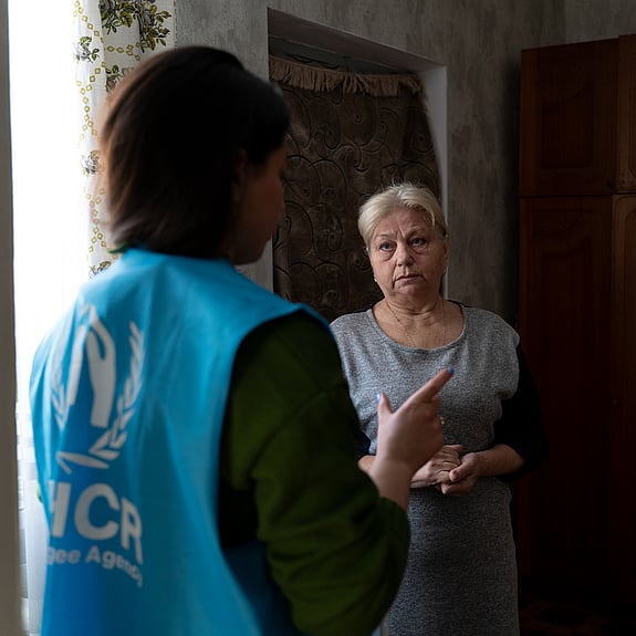En ukrainsk kvinna pratar med UNHCR-personal