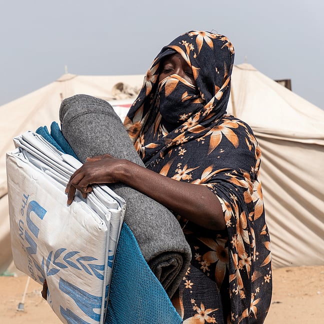 En kvinna på flykt i Sudan  har fått nödhjälp. Foto: UNHCR/Antonia Vadala