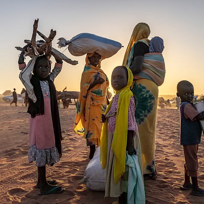En familj från Sudan på väg mot Tchad.