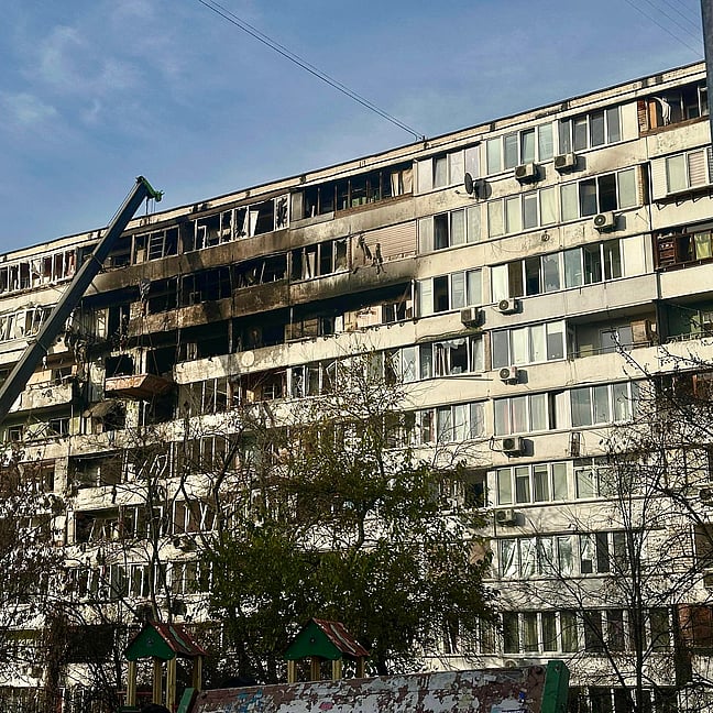 Tidigt på morgonen skickade Ryssland en av de värsta flygattackerna mot Ukrainas huvudstad Kiev. Hus och hem förstördes av hundratals drönare och missiler. 
Foto: UNHCR/Rokada