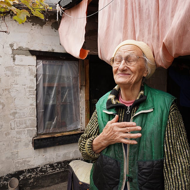 En rohingya-familj återförenas på flygplatsen och tar ett foto med mobiltelefonen.