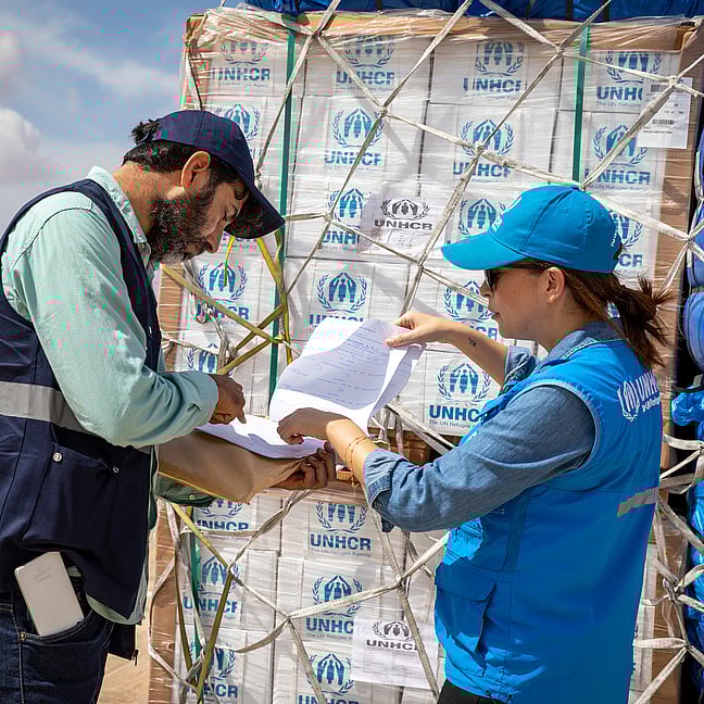 UNHCR-personal lastar ur en sändning med nödhjälpsartiklar.
