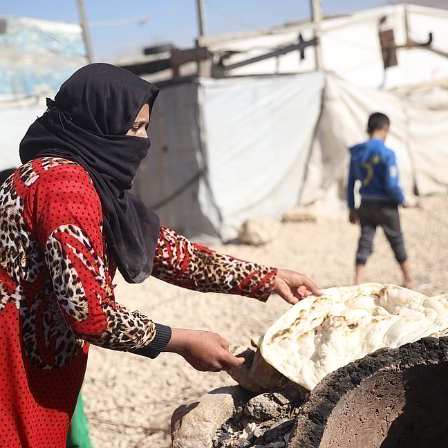 En mamma bakar bröd i ett flyktingläger i Libanon under ramadan.