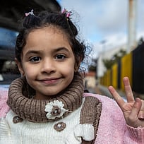 Layan, 8 år, är dotter till den återvändande syriska flyktingen Mohamed, som lämnade Idlib för tio år sedan och reste till Demokratiska republiken Kongo. Där arbetade han som mekaniker och bildade familj tillsammans med sin fru Hiba. Layan och hennes bror Waleed ser fram emot att träffa sina mor- och farföräldrar för allra första gången. Foto: UNHCR/Firas Al-Khateeb