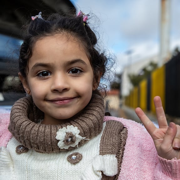 Layan, 8 år, är dotter till den återvändande syriska flyktingen Mohamed, som lämnade Idlib för tio år sedan och reste till Demokratiska republiken Kongo. Där arbetade han som mekaniker och bildade familj tillsammans med sin fru Hiba. Layan och hennes bror Waleed ser fram emot att träffa sina mor- och farföräldrar för allra första gången. Foto: UNHCR/Firas Al-Khateeb