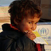 Ett barn på flykt får näringstillskott på en avlägsen plats i Syrien. Köp ett gåvobevis som ger matpaket som räddar liv.