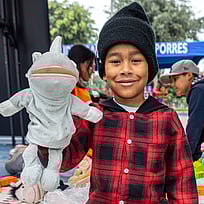 En flyktingpojke från Venezuela leker med ett gosedjur i samband med hälsoundersökning och vaccinering.