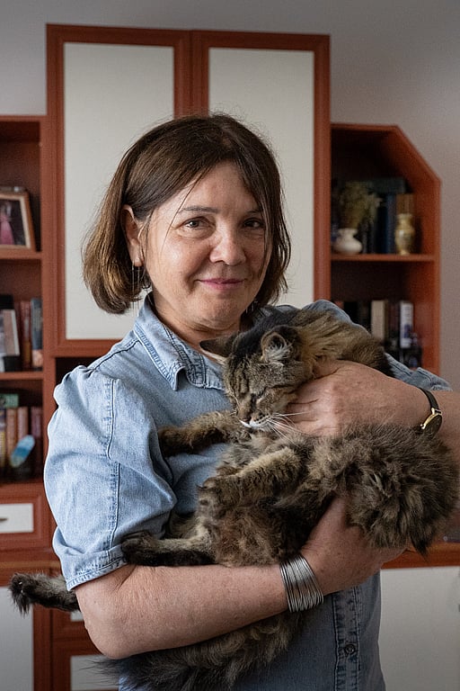 En ukrainsk kvinna och hennes katt.