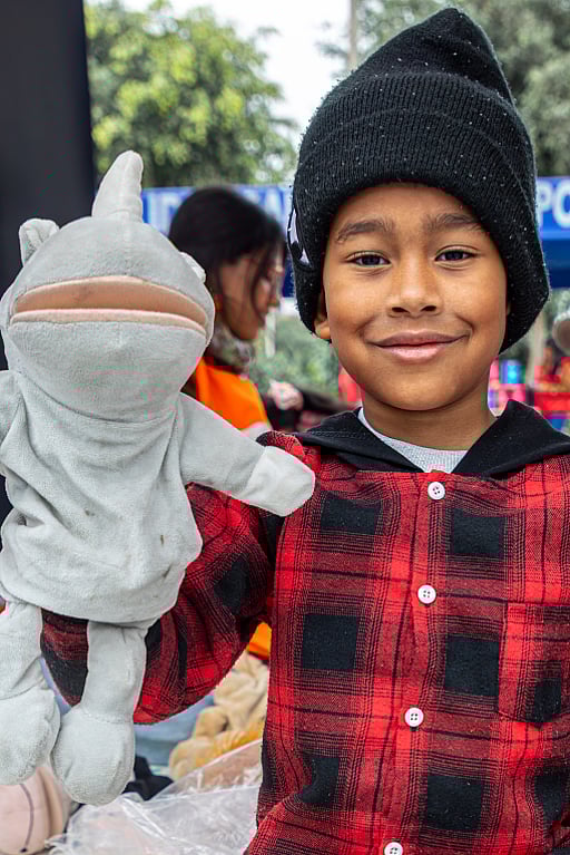 En flyktingpojke från Venezuela leker med ett gosedjur i samband med hälsoundersökning och vaccinering.