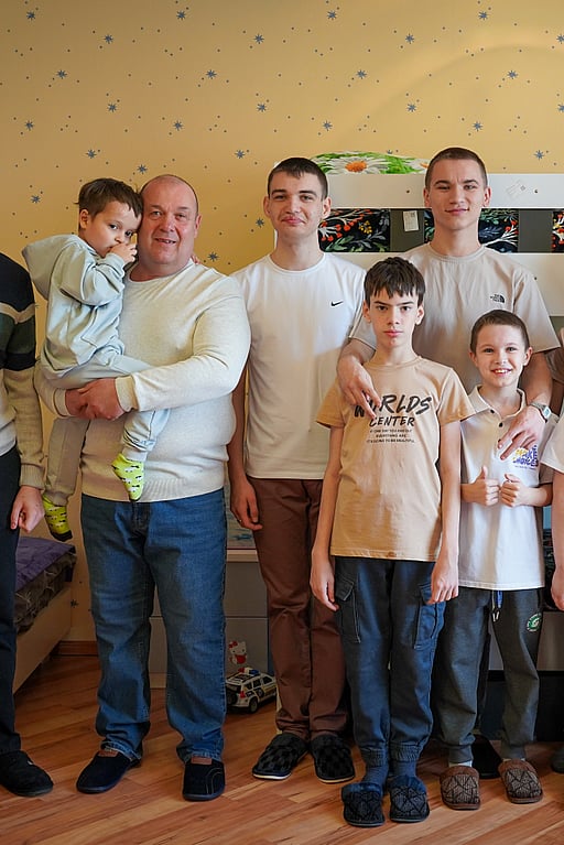 Ruslan tar hand om åtta barn i Ukraina.