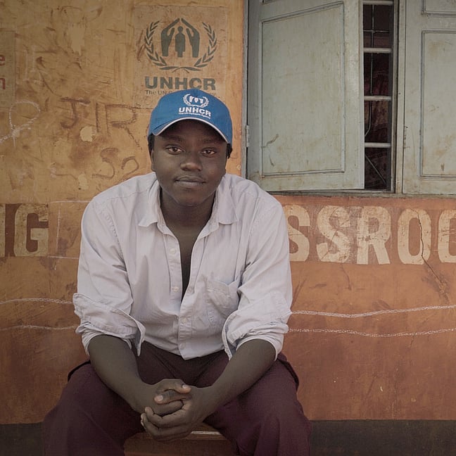 Tusse sitter i en skolsal i Kongo.