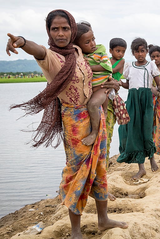 Rohingyaflyktingar från Myanmar söker skydd l Bangladesh.