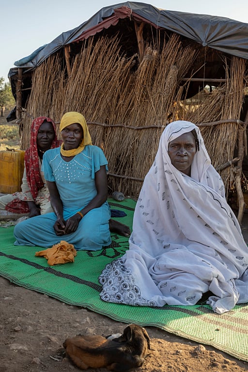 Två kvinnor på flykt från kriget i Sudan. 1000 dagar av krig.