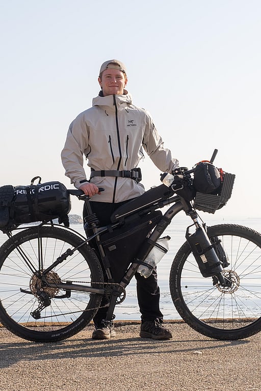 Foto på Elliot vid sin cykel.