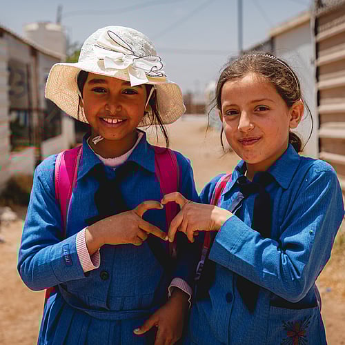 En flicka på flykt i syrien. Gåvobevis alla hjärtan.