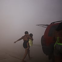 Jordbävning i Venezuela. A woman runs with a kid to take cover during an earthquake, in La Guaira, Venezuela, June 24, 2026. Foto: REUTERS/Maxwell Briceno