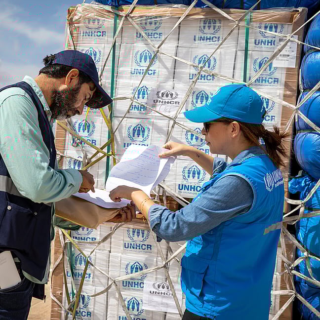 UNHCR-anställd vid en nödhjälp-lastbil.