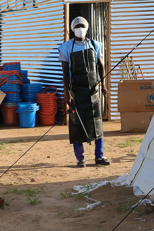 Desinfektion (rengör med specialmedel för att döda bakterier) för att stoppa kolera från att sprida sig vidare i området.