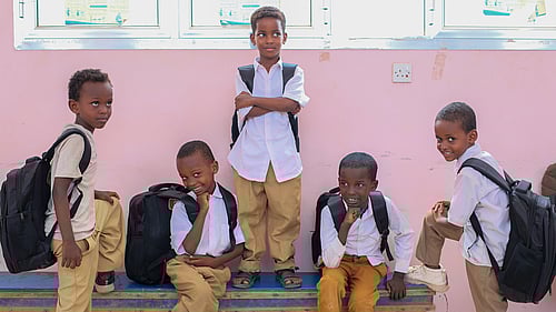 Ali, Amer, Ismail och Saleh, somaliska flyktingar i Jemen, är redo att börja skolan. Över 5 000 barn på flykt får hjälp genom UNHCR:s skolstart-kampanj, där skolmaterial delas ut.